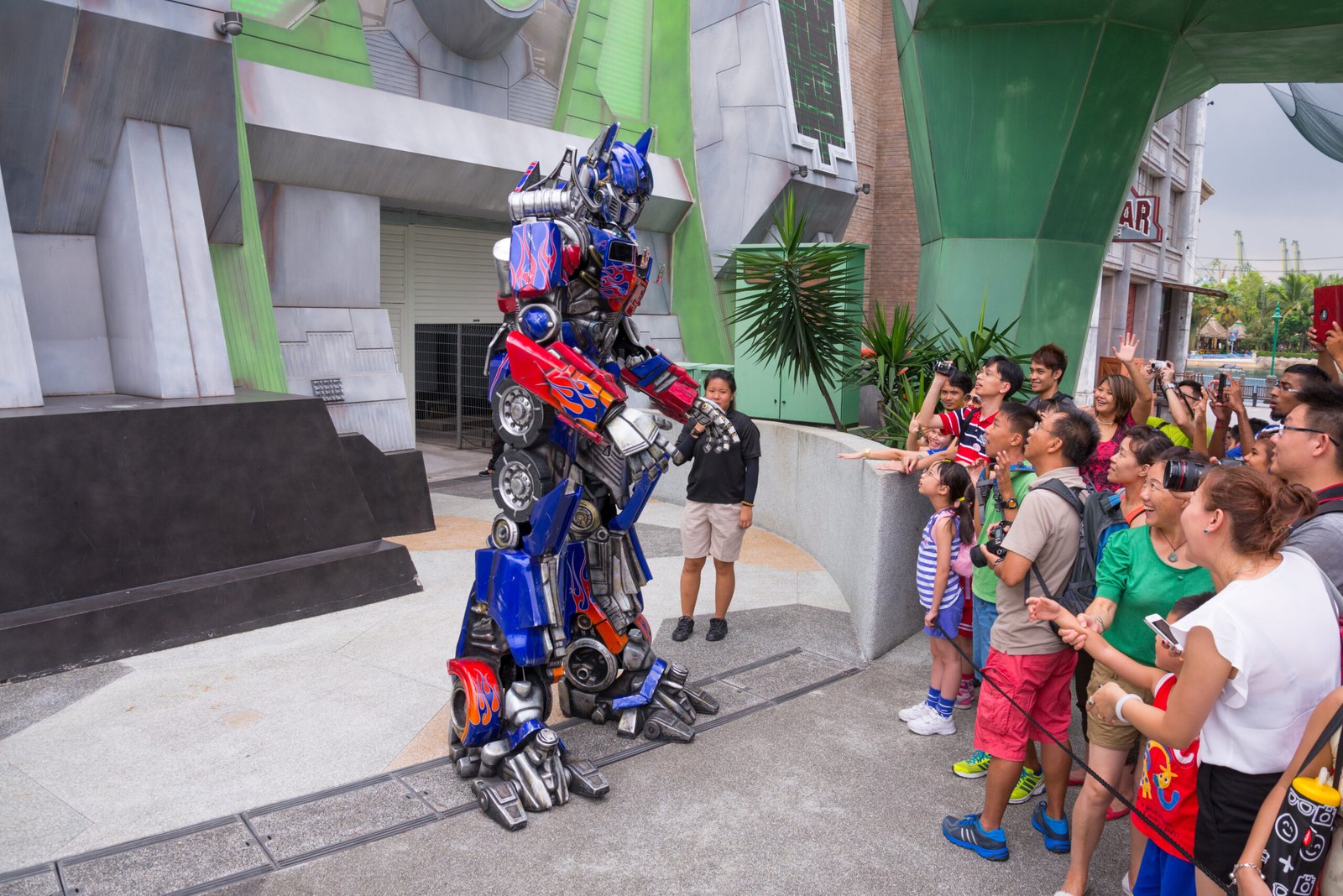 Singapore,,August,26,2013,:,Optimus,Prime,Display,To,Audience,In